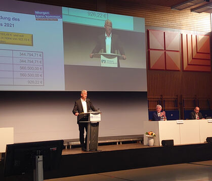 Martin Schnitzler stellt den Vertretern der Volksbank das Jahresergebnis vor.  FOTO: WURSTER