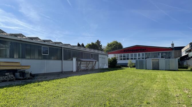 Eine bisher als Werkstatt genutzte Lagerhalle der Schreinerei Wörner (links) soll zum Kindergarten mit Schwerpunkt Handwerk, Nat