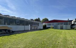 Eine bisher als Werkstatt genutzte Lagerhalle der Schreinerei Wörner (links) soll zum Kindergarten mit Schwerpunkt Handwerk, Nat