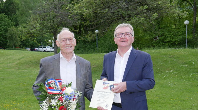 Lutz Wörz erhält von Bürgermeister Elmar Rebmann die Uracher Bürger-medaille. Der 78-Jährige hat sich 17 Jahre lang im Tafellade