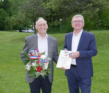 Lutz Wörz erhält von Bürgermeister Elmar Rebmann die Uracher Bürger-medaille. Der 78-Jährige hat sich 17 Jahre lang im Tafellade