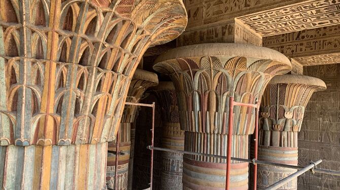 Blick auf die neu restaurierten Kapitelle der Säulen in Esna. Oben sind die Querbalken (Architrave) mit den aufgemalten Inschrif