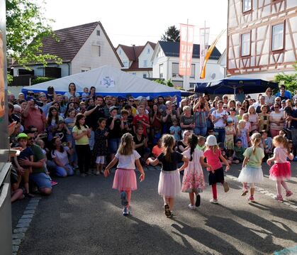 Sickenhausen hat ein fröhliches Maifest gefeiert. Die Kinder des Vereins Tanzstern sorgten mit ihren Darbietungen für gute Stimm
