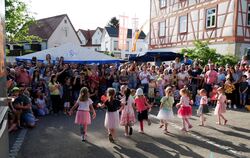 Sickenhausen hat ein fröhliches Maifest gefeiert. Die Kinder des Vereins Tanzstern sorgten mit ihren Darbietungen für gute Stimm