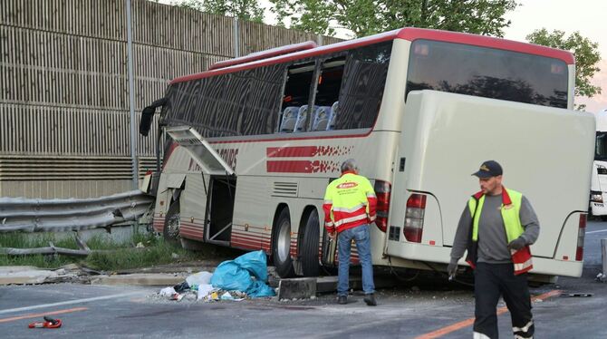 Bus auf dem Weg nach Hannover in Österreich verunglückt