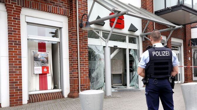 Mehrere Schüsse bei Sprengung eines Geldautomaten Mehrere Schüsse bei Sprengung eines Geldautomaten