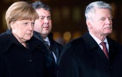 Bundespräsident Gauck (r-l), SPD-Chef Gabriel und Kanzlerin Merkel während der Mahnwache für die Opfer der Anschläge in Frank