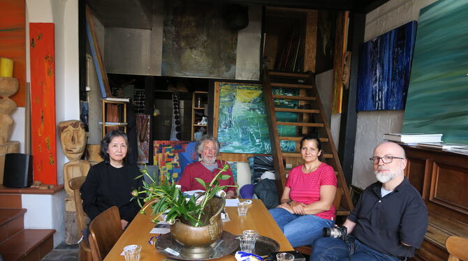 Zu Besuch bei Gernot Dilger (Zweiter von links) in seinem Atelier. Auch Midori Iwamoto (links) und Ralf Kirchner (rechts) zeigen