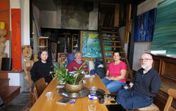 Zu Besuch bei Gernot Dilger (Zweiter von links) in seinem Atelier. Auch Midori Iwamoto (links) und Ralf Kirchner (rechts) zeigen