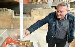 Mit Playmobil-Figuren veranschaulicht: Stadtarchivar Peter Ehrmann führt durch das römische Bad.  FOTO: MEYER