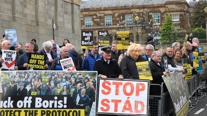 Demonstranten protestieren mit Johnson-Puppe gegen eine harte Grenze in Irland und für das Nordirland-Protokoll.  FOTO: MORRISON