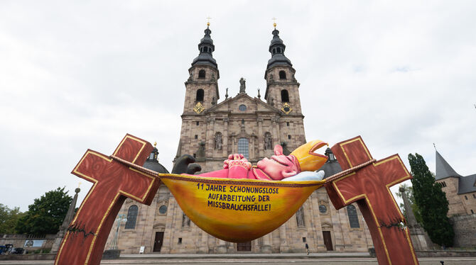 Mit der Plastik »Der Hängemattenbischof« protestieren Betroffeneninitiativen vor dem Fuldaer Dom gegen sexuellen Missbrauch in d