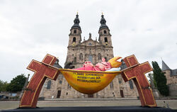 Mit der Plastik »Der Hängemattenbischof« protestieren Betroffeneninitiativen vor dem Fuldaer Dom gegen sexuellen Missbrauch in d