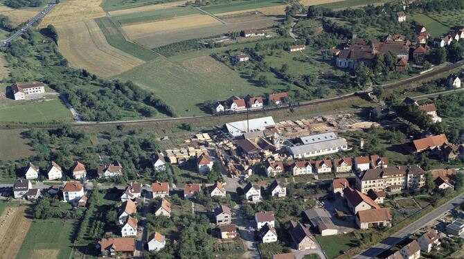 Ortsansicht mit Sägewerk und Bahnlinie: Wo könnte diese Aufnahme entstanden sein?