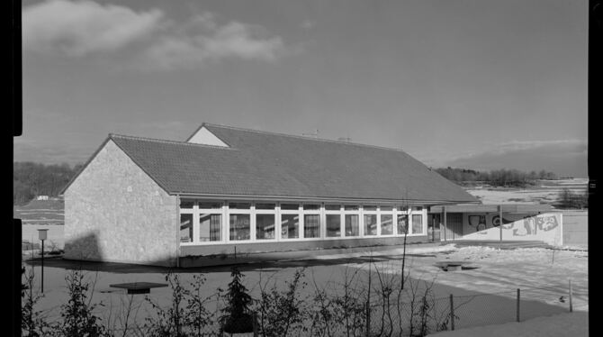 Schule oder Kindergarten? Das ist hier die Frage. Über diese Fotografie ist bislang lediglich bekannt, dass sie 1969 gemacht wur