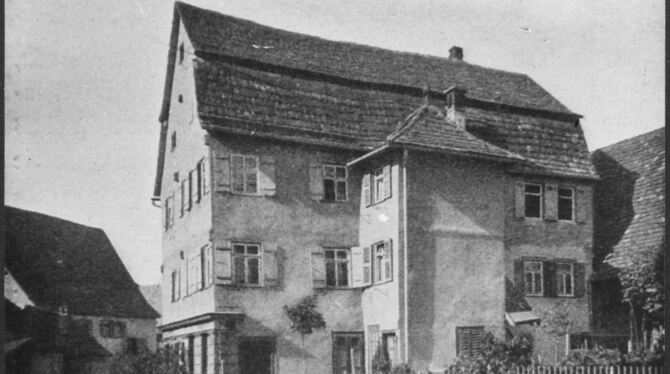 Das Stadtarchiv vermutet, dass dieses Wohnhaus um 1910  in Pfullingen abgelichtet wurde.