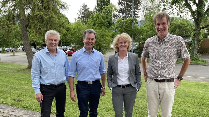 Ute Petrick mit den anderen Amtsleitern (von links) Roland Schwarz (Betriebe und Finanzen), Rainer Klett (Bauamt) und ihrem Vorg