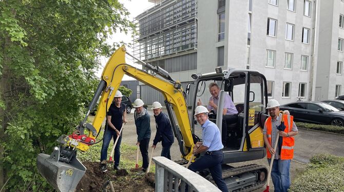 Die Hochwasserschutzarbeiten an der Brücke am Mühleweg 10 haben begonnen: (von links) Markus Heberle (Ingenieurbüro Heberle), H