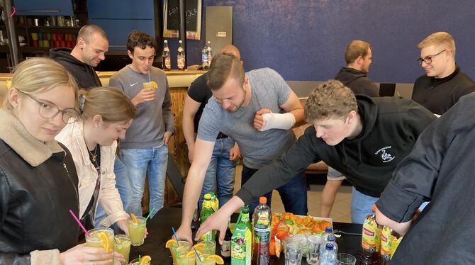 Es geht auch »ohne Stoff«: Im Jugendclub wurden alkoholfreie Cocktails gemixt.  FOTO: STADT MÜNSINGEN