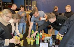 Es geht auch »ohne Stoff«: Im Jugendclub wurden alkoholfreie Cocktails gemixt.  FOTO: STADT MÜNSINGEN