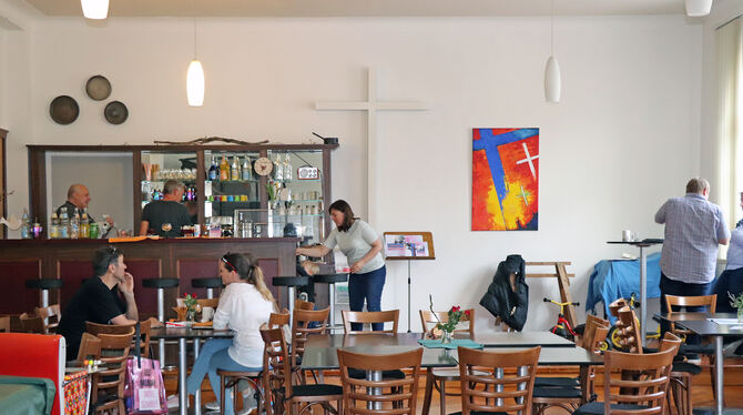 Im »Karla 5«: Wo früher der sonntägliche Gottesdienst stattgefunden hat, ist heute ein Café untergebracht. FOTOS: BLOCHING