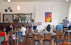 Im »Karla 5«: Wo früher der sonntägliche Gottesdienst stattgefunden hat, ist heute ein Café untergebracht. FOTOS: BLOCHING