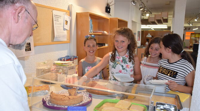 Schülerinnen der Laiblinschule in Pfullingen verkaufen Kuchen. Wird hier künftig eine Steuer fällig? Stuttgart befürchtet: Ja. B