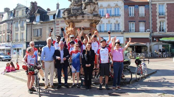 Nach langer Fahrt kommen die Radler in Metzingens Partnerstadt Noyon in Frankreich an – die Freude ist sichtlich groß.  FOTOS: V