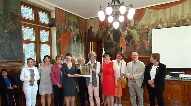 Beim Rathausempfang in Noyon bekamen die Metzinger ein Glasbild des Noyoner Jean-Calvin-Hauses. Dieses halten Noyons Bürgermeist