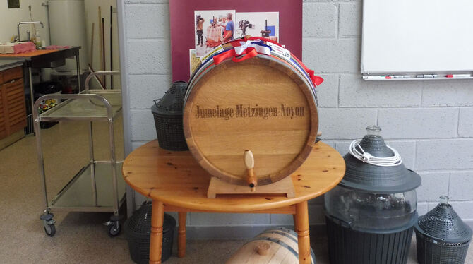 Für den noch jungen Noyoner Weinanbau gab es von den Metzingern ein Weinfass als Gastgeschenk.