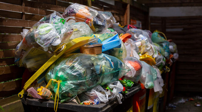 Die Menschheit droht im Müll zu ersticken. Überfüllte Container stehen in einem Berliner Hinterhof.  FOTO: GUTIERREZ-JUAREZ/DPA