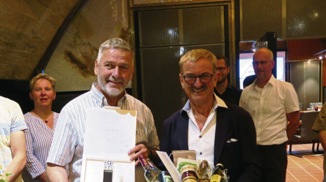 Michael Hillert (vorne links) ist seit 20 Jahren als Dettinger Bürgermeister im Dienst. Rolf Hägele (vorne rechts) hielt am Do Michael Hillert (vorne links) ist seit 20 Jahren als Dettinger Bürgermeister im Dienst. Rolf Hägele (vorne rechts) hielt am Do