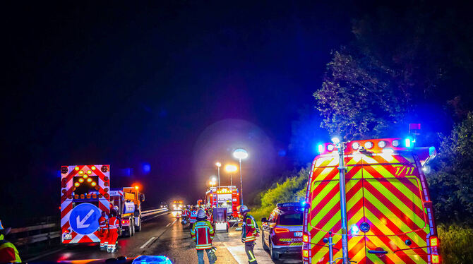 An die Unfallstelle kamen Polizei und Feuerwehr. Die Einsatzkräfte suchten zunächst nach einem möglichen zweiten Insassen des Go