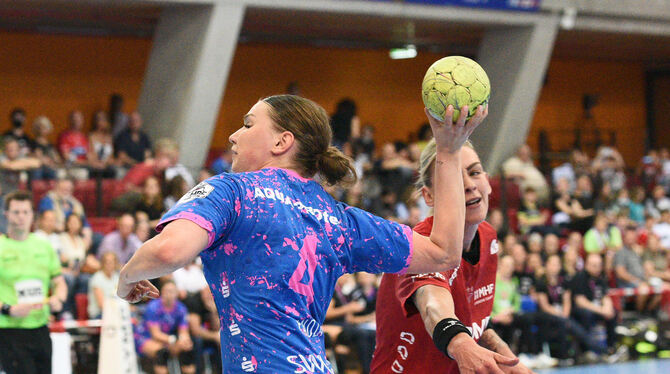Rückraumspielerin Katarina Pandza (links) kommt bei der Niederlage gegen Bietigheim auf neun Tore. Foto: T.Baur/Eibner
