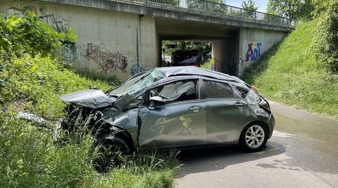 Das Auto ist von einer Brücke gestürzt.