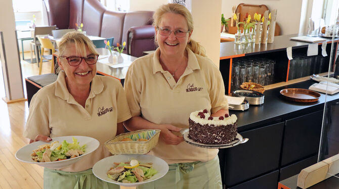 Julia Singer (rechts) und Karin Preschl verköstigen die Gäste im Café Ikarus.  FOTOS: BLOCHING