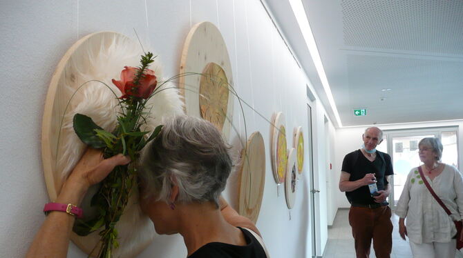 Zum Reinkuscheln: Künstlerin Dagmar Klink versenkt ihren Kopf in ihrem Triptychonwerk »Hingabe«.  FOTO: JOCHEN