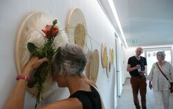 Zum Reinkuscheln: Künstlerin Dagmar Klink versenkt ihren Kopf in ihrem Triptychonwerk »Hingabe«.  FOTO: JOCHEN  