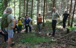 Förster Reinhold Gerster führte die Gruppe durch den Wald. FOTO: STURM