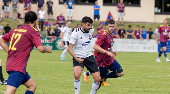 Uygar Iliksoy (am Ball) vom FC Gärtringen im Duell mit Markos Chatziliadis (rechts), der für den SSC Tübingen das Tor des Tages