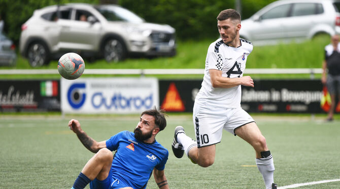 Volkan Salici (am Boden) vom FV Bad Urach im Duell mit Ante Galic, der beim 1:0-Sieg des SV Croatia Reutlingen das Goldene Tor Volkan Salici (am Boden) vom FV Bad Urach im Duell mit Ante Galic, der beim 1:0-Sieg des SV Croatia Reutlingen das Goldene Tor