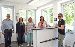 Sie freuen sich über die neuen, lichten Büroräume: Bürgermeister Peter Nussbaum, Sandra Stotz, Regine Krumm, Ines Mieth und Tina