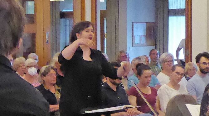 Chorleiterin Kristina Pfeffer beim Dirigieren der Ensembles der Petrus- und Pauluskirche  Sickenhausen/Degerschlacht.  FOTO: BER