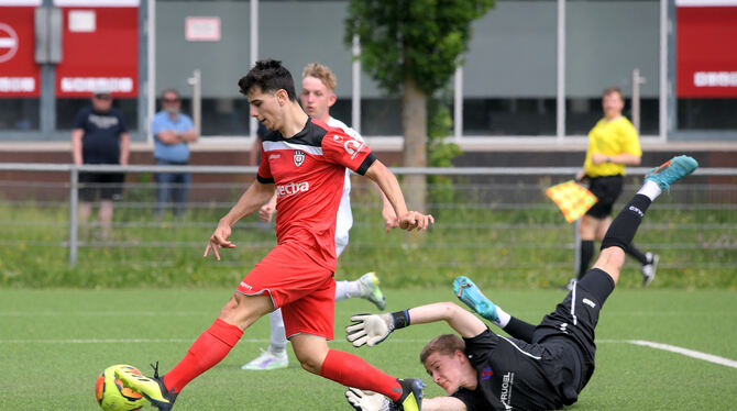 Flott unterwegs. Den A-Junioren des SSV Reutlingen gelingt gegen Hollenbach der elfte Sieg in Serie. Furkan Özüdogru umkurvt Kee Flott unterwegs. Den A-Junioren des SSV Reutlingen gelingt gegen Hollenbach der elfte Sieg in Serie. Furkan Özüdogru umkurvt Kee