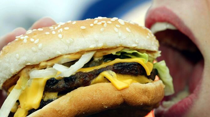 So ein Burger sieht schon lecker aus. Aber wieviel Kalorien hat er tatsächlich und wie wirken sich die auf die Körperfülle aus? So ein Burger sieht schon lecker aus. Aber wieviel Kalorien hat er tatsächlich und wie wirken sich die auf die Körperfülle aus?