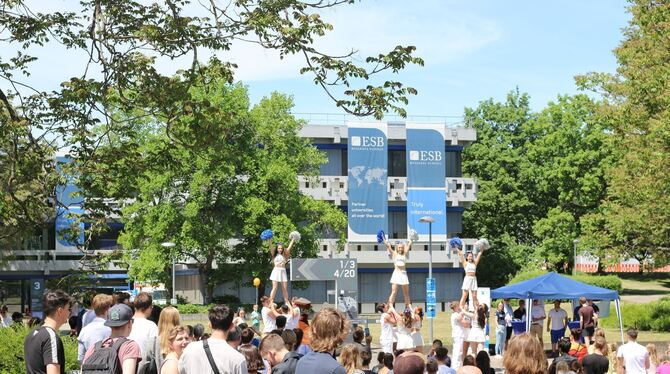 Zahlreiche Besucherinnen und Besucher staunten auf dem Reutlinger Campus über die akrobatischen Leistungen der Cheerleader-Grupp