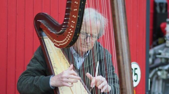 Das Wandertheater geht wieder auf Tour: Harfenist Hans Förster und Schauspielerin Dietlinde Ellsässer.  FOTOS: PRIVAT
