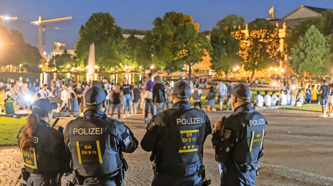 Die Krawalle am Eckensee verursachten eine leichte Delle im gefühlten Sicherheitsempfinden in Stuttgart.  FOTO: IMAGO IMAGES/ H