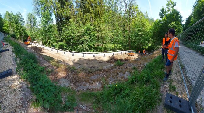 Der Grüne Weg ist am Ortsausgang Bad Urach Richtung Seeburg gesperrt. Hier sichert eine Spezial-Firma im Auftrag der Reutlinger Der Grüne Weg ist am Ortsausgang Bad Urach Richtung Seeburg gesperrt. Hier sichert eine Spezial-Firma im Auftrag der Reutlinger