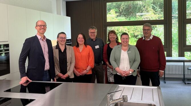 Die Verantwortlichen der Mathilde-Weber-Schule und Werner Walz (Finanzdezernent des Landkreises Tübingen, ganz rechts) stehen in